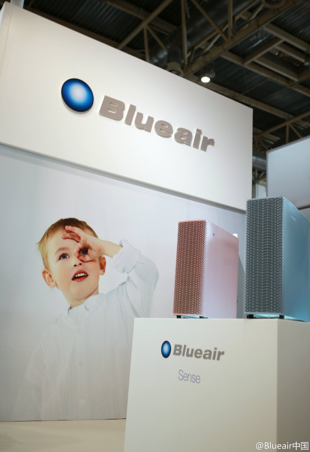 Blueair参加相关展会,工作人员详细讲解Blueair小知识
