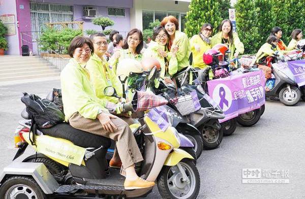 女性外出骑车时,记得配戴口罩已降低罹患肺癌机率。(中时资料照)