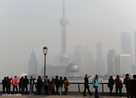 2010年12月21日，上海外滩被雾霾所笼罩。当天，全市大部分地区出现了轻度污染的雾霾天气。 （CFP/图）