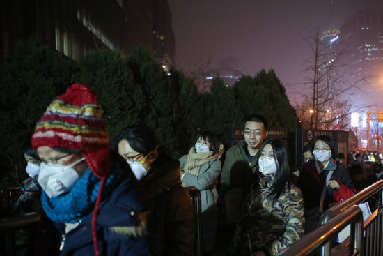 2015年12月1日，北京。朝阳门地铁口，下班回家的人群中，不乏佩戴口罩的市民身影。当日，北京市再次发布大雾橙色预警，截止当日，今年 严重空气污染过程已持续了5天。澎湃新闻记者