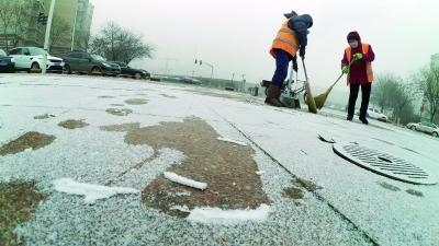 早晨的天通苑西区，路面铺了一层薄薄的雪花 摄/记者 林晖